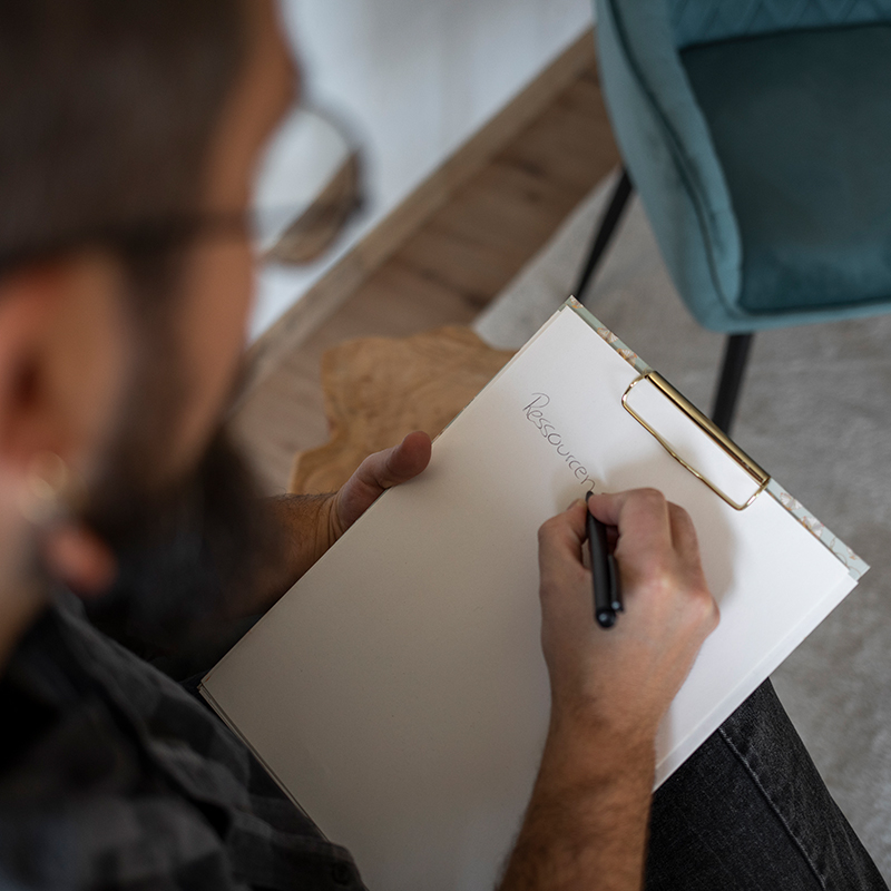 Dominik Lotter schreibt auf einen Block